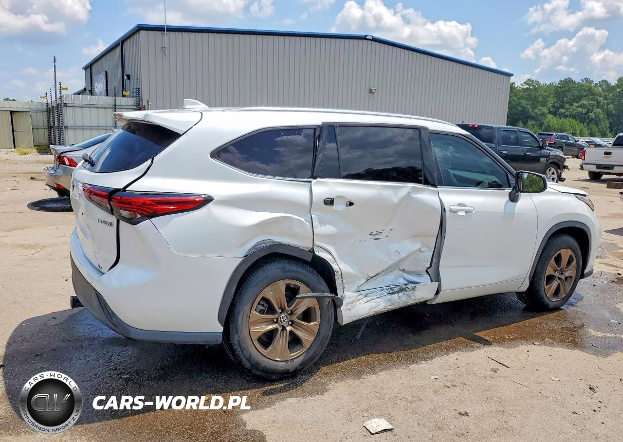 2022 Toyota Highlander Hybrid Bronze Edition VIN:5TDAARAH5NS510312 - 3