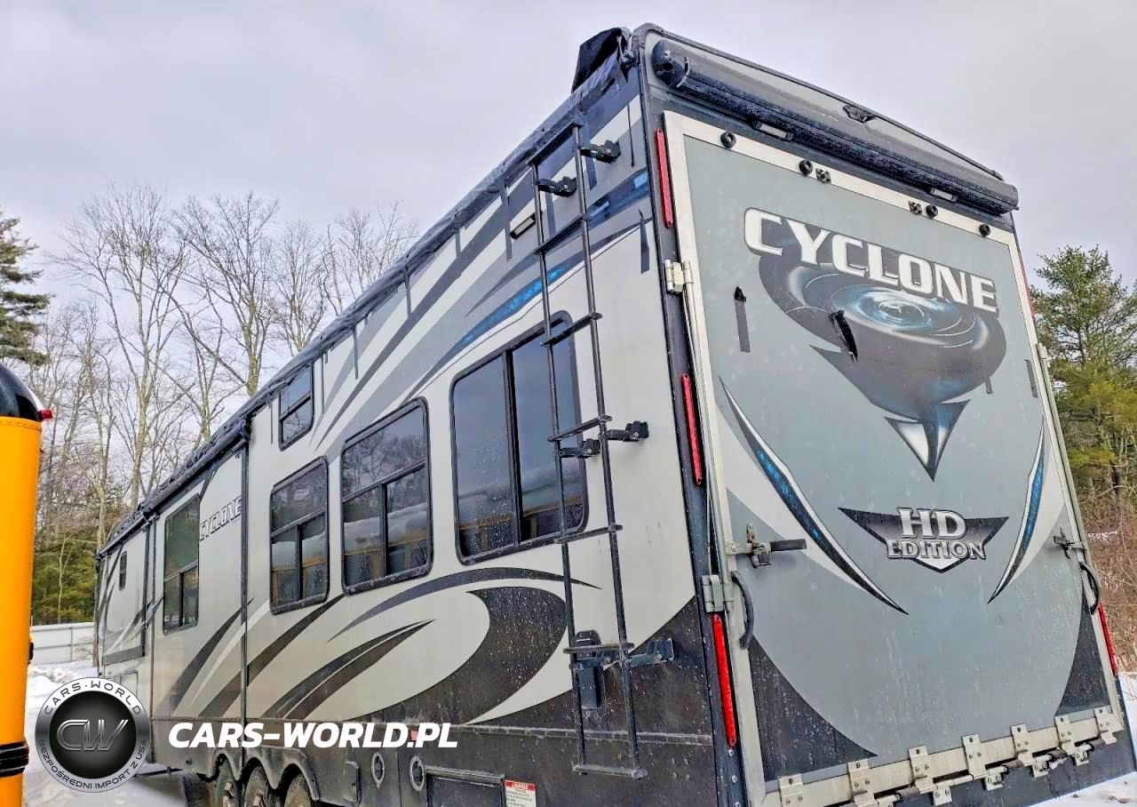 2018 Heartland Cyclone Camper VIN:5SFCG443XJE354520 - 3