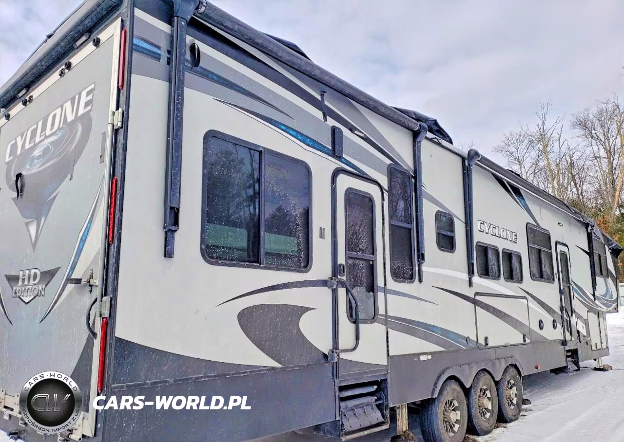 2018 Heartland Cyclone Camper VIN:5SFCG443XJE354520 - 4