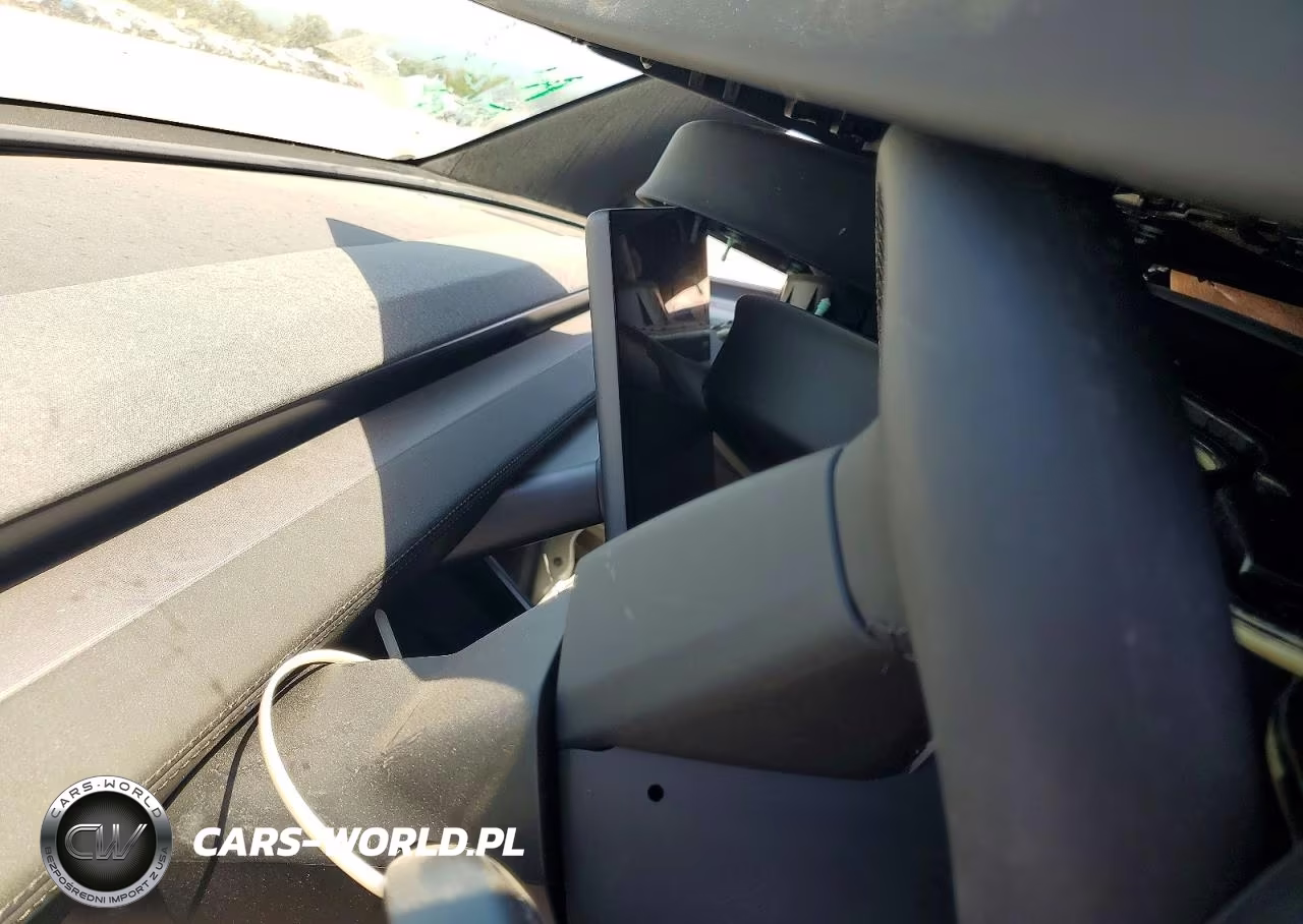2026 Tesla Model Y VIN:7SAYGDEE8TF597126 - 9