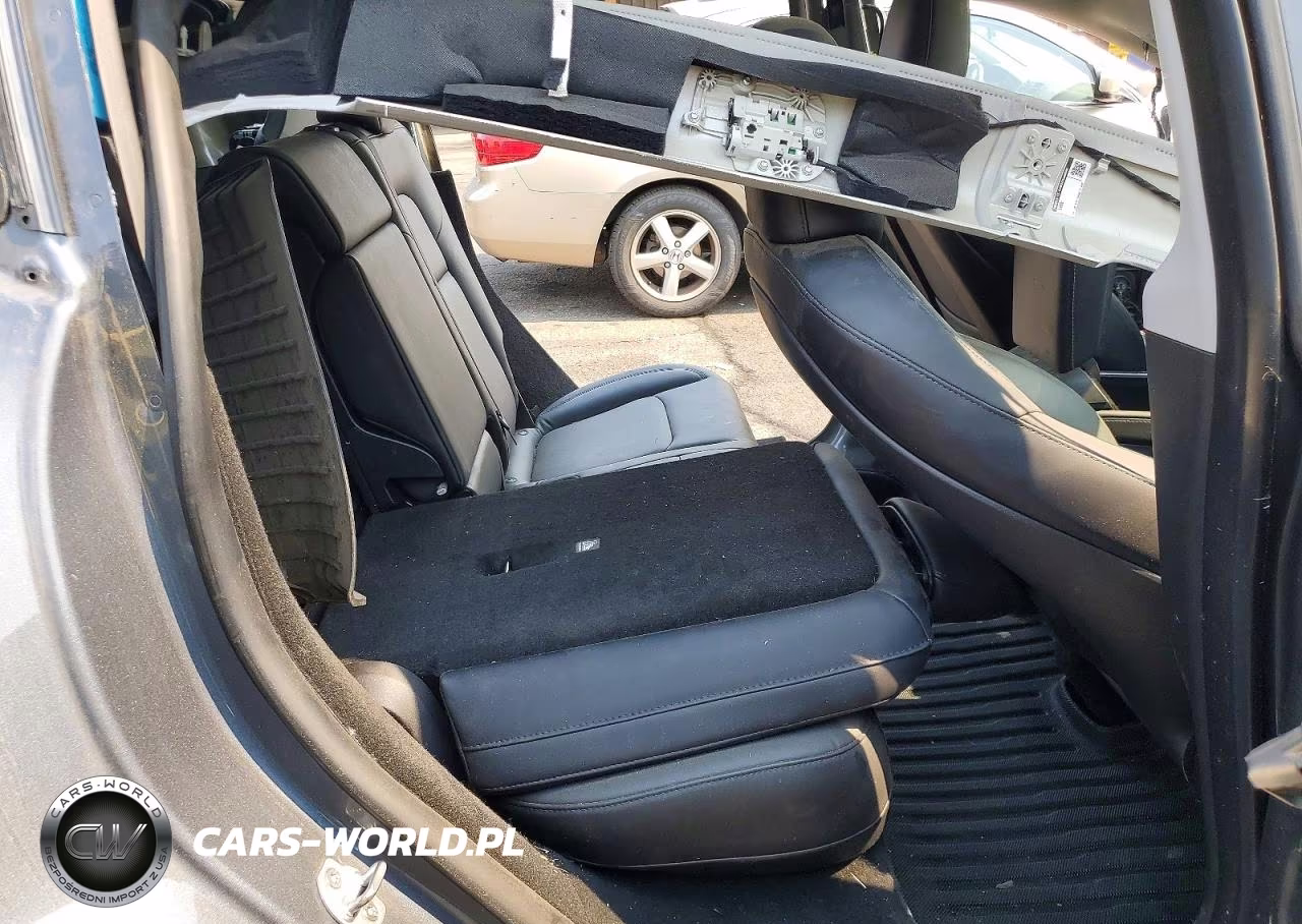 2023 Tesla Model Y VIN:7SAYGDEF4PA049300 - 10