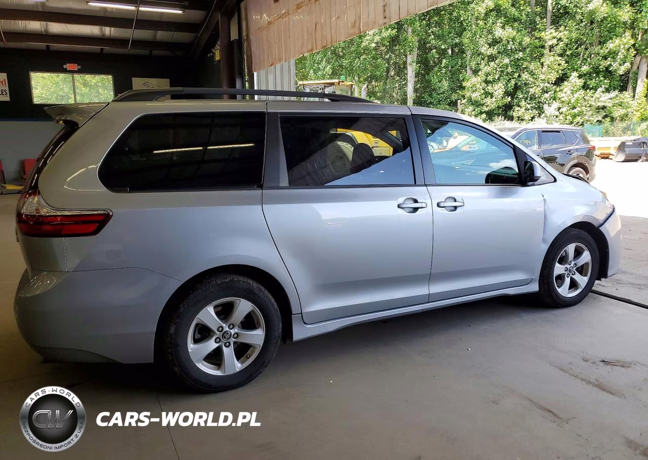 2018 Toyota Sienna Le VIN:5TDKZ3DCXJS921127 - 3