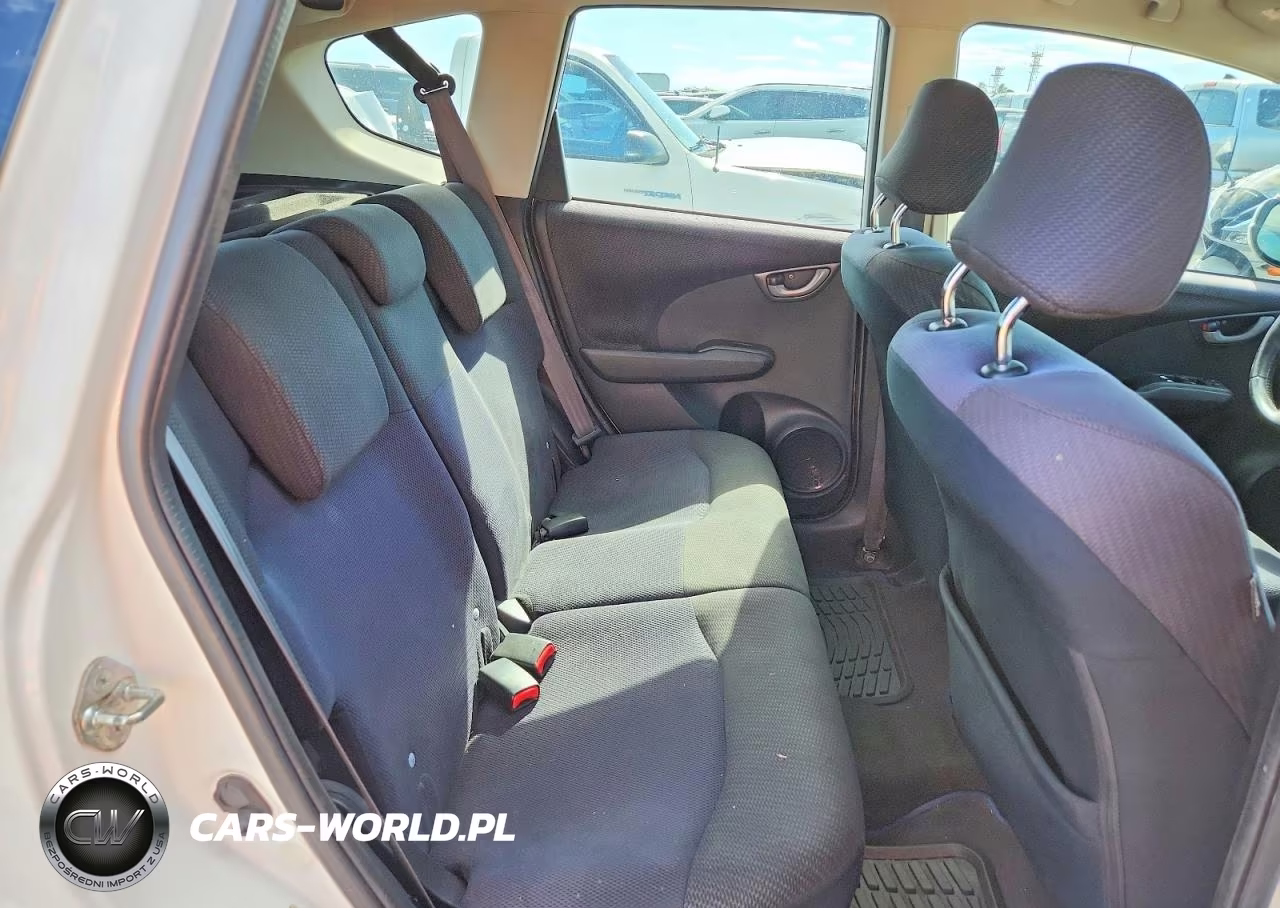 2013 Honda Fit Sport VIN:JHMGE8H55DC049843 - 11