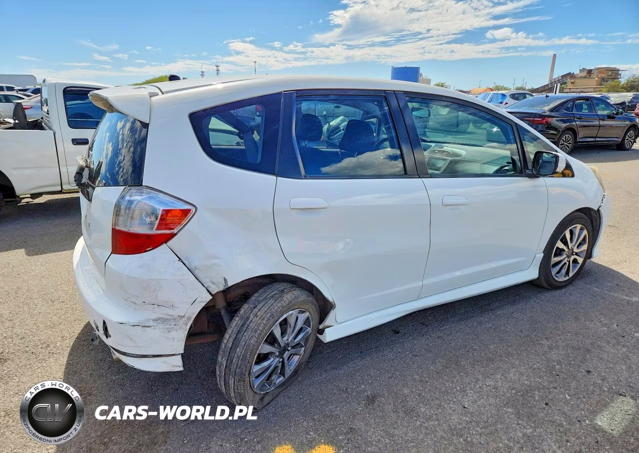 2013 Honda Fit Sport VIN:JHMGE8H55DC049843 - 3