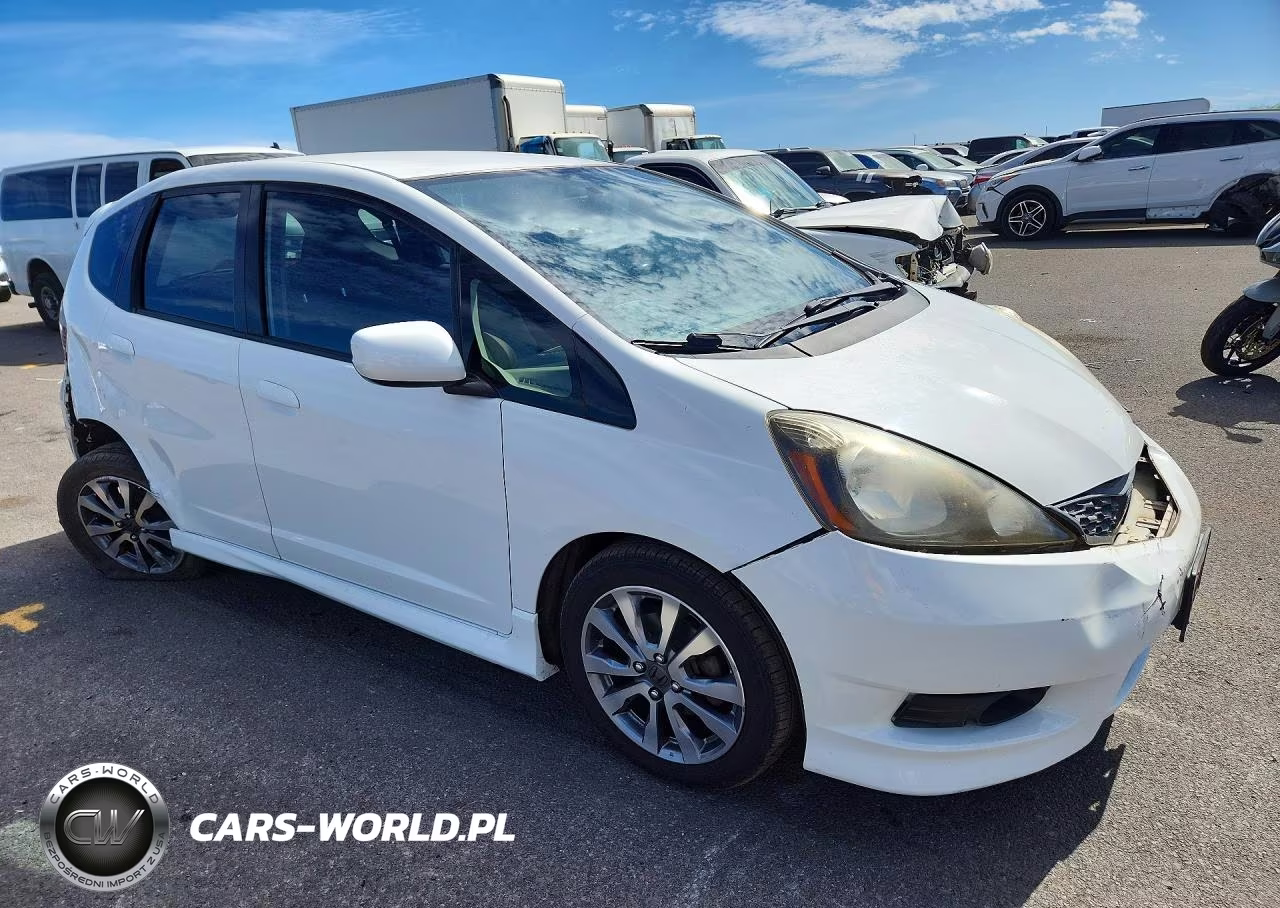 2013 Honda Fit Sport VIN:JHMGE8H55DC049843 - 4