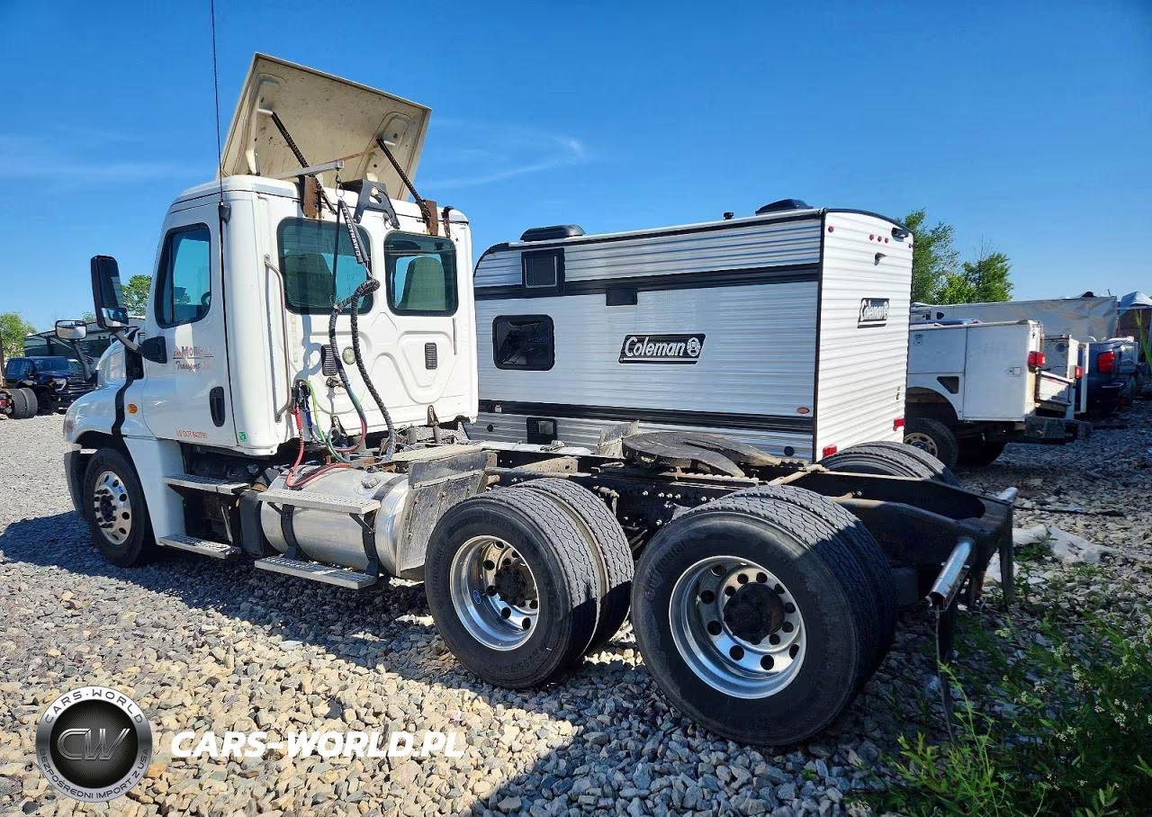 2013 Freightliner Cascadia Semi Truck VIN:3AKJGEDV3DSFK0698 - 3