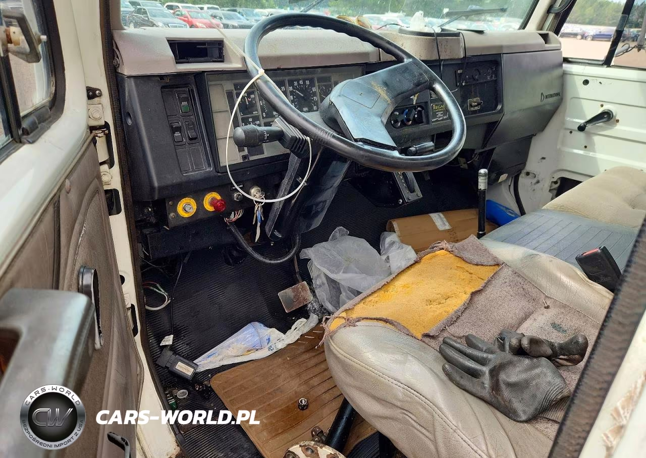 2000 International 4700 Box Truck VIN:1HTSCABM7YH235064 - 8