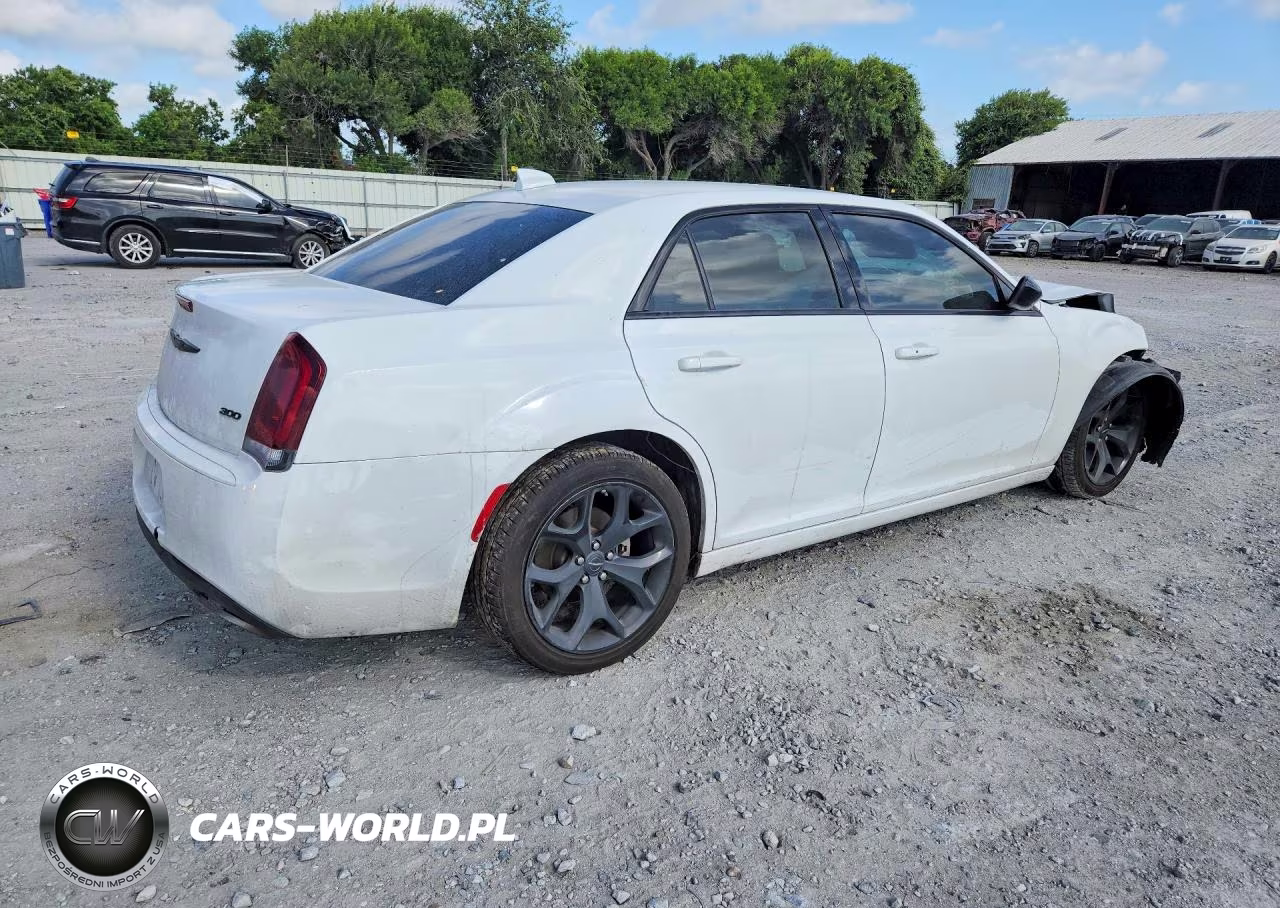 2023 Chrysler 300 Touring VIN:2C3CCAAG1PH556253 - 3