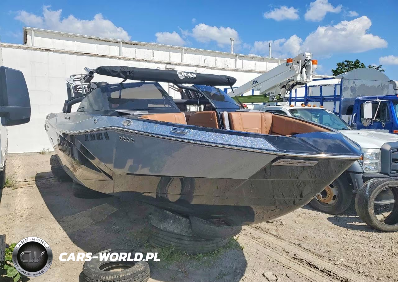 2023 Malibu Boats Wakesetter Boat