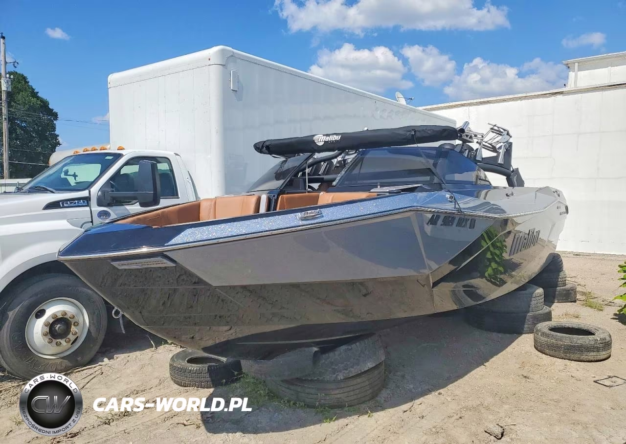 2023 Malibu Boats Wakesetter Boat VIN:MB2U2446B323 - 2