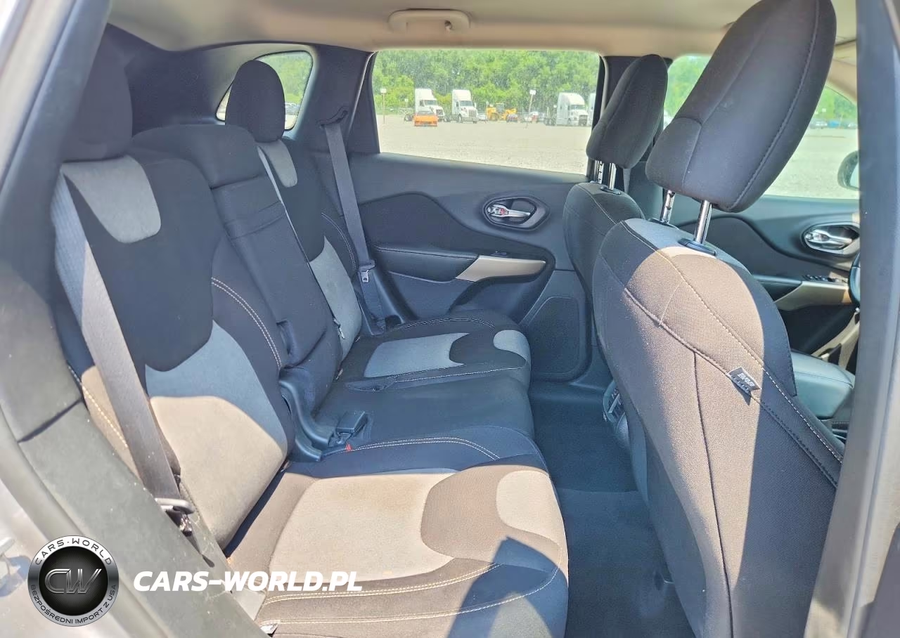 2018 Jeep Cherokee Latitude VIN:1C4PJLCB7JD543124 - 11