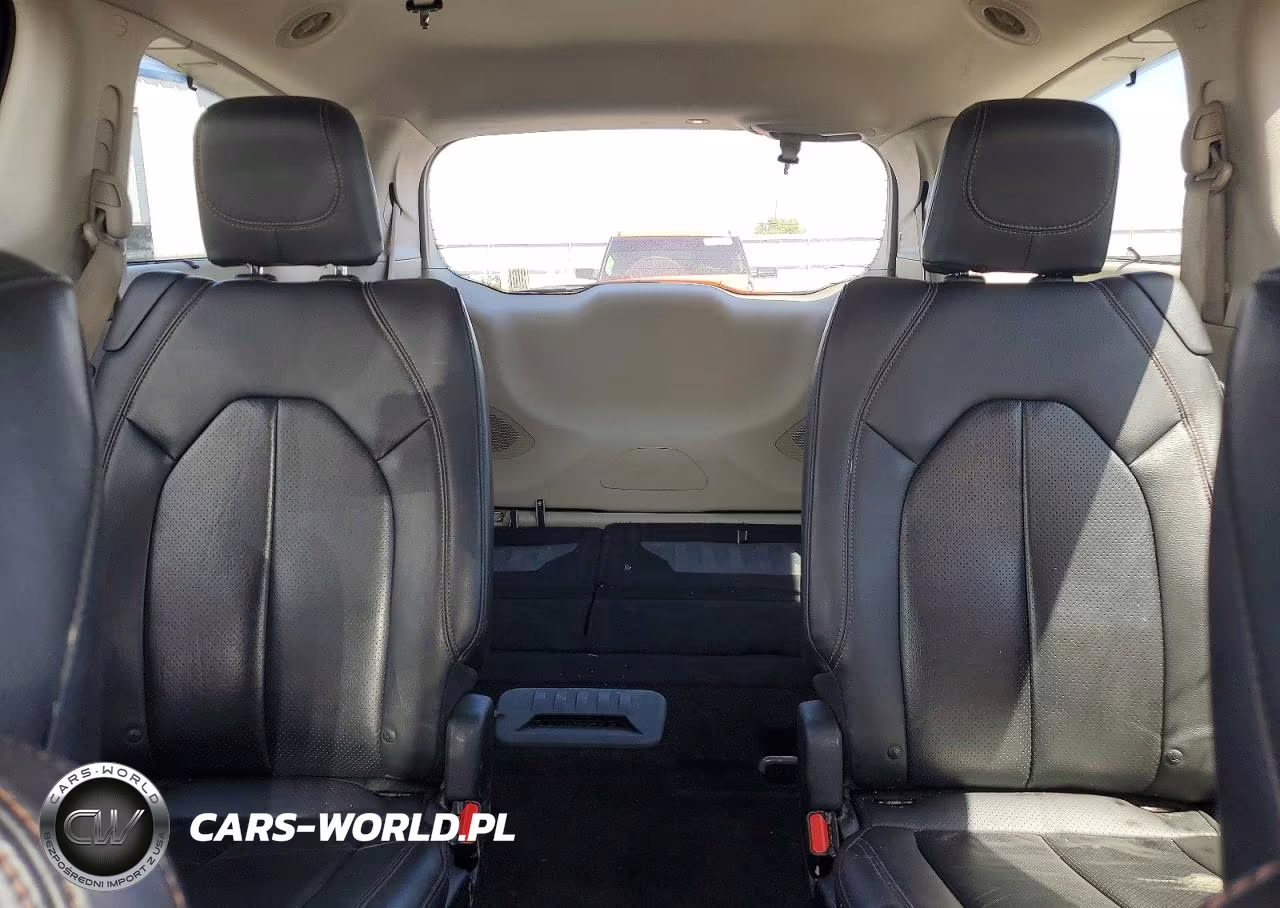 2017 Chrysler Pacifica Touring L Plus VIN:2C4RC1EGXHR628305 - 10