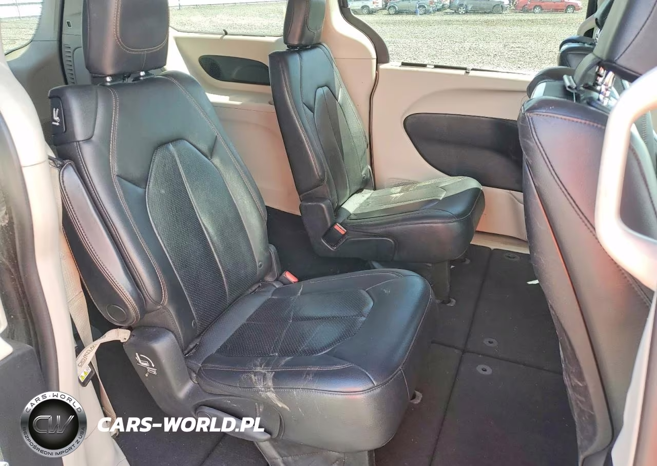 2017 Chrysler Pacifica Touring L Plus VIN:2C4RC1EGXHR628305 - 11