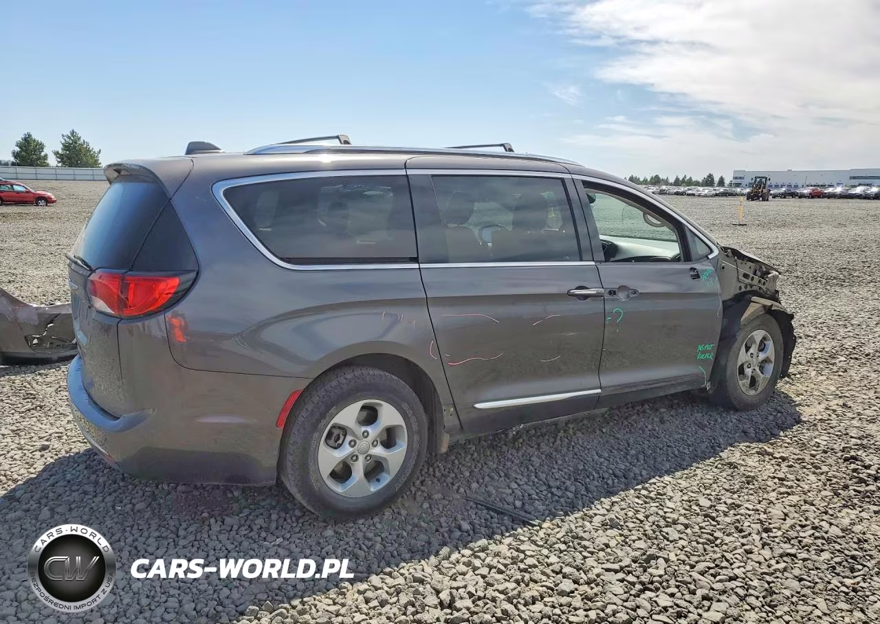 2017 Chrysler Pacifica Touring L Plus VIN:2C4RC1EGXHR628305 - 3