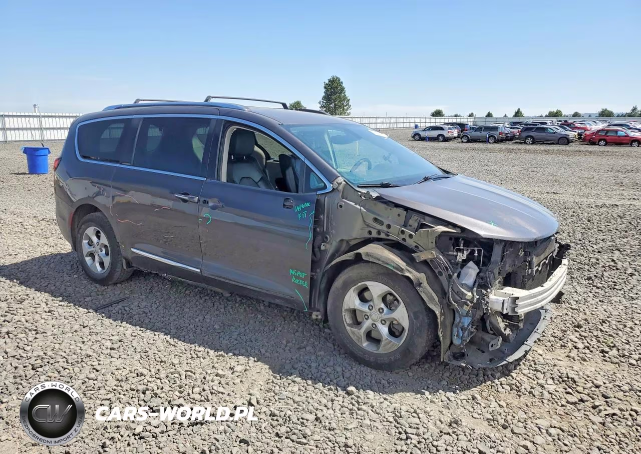 2017 Chrysler Pacifica Touring L Plus VIN:2C4RC1EGXHR628305 - 4