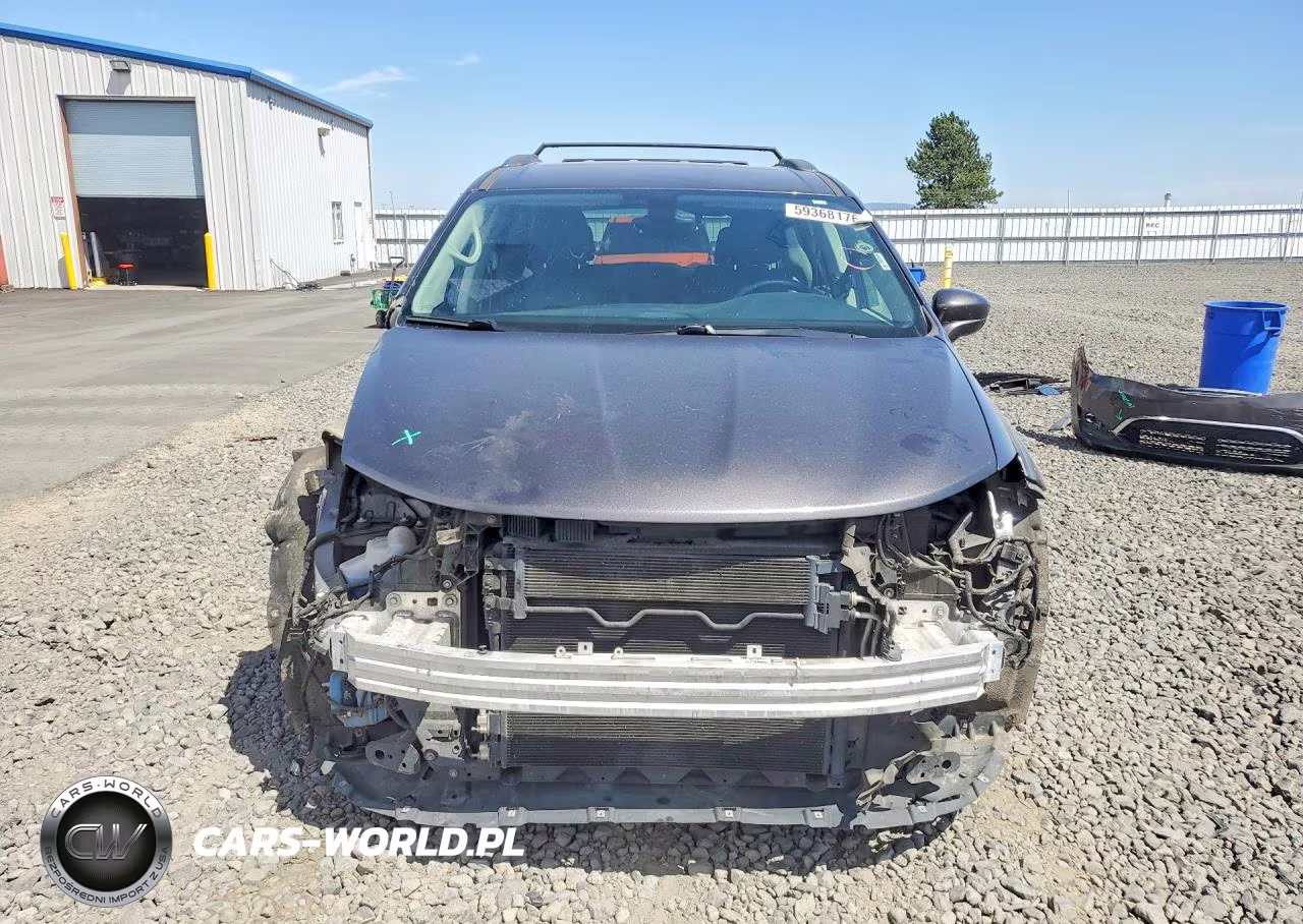 2017 Chrysler Pacifica Touring L Plus VIN:2C4RC1EGXHR628305 - 5