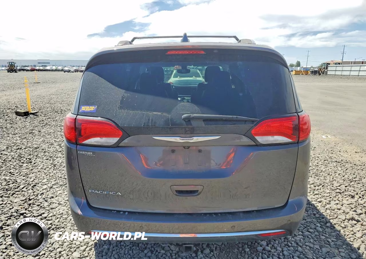 2017 Chrysler Pacifica Touring L Plus VIN:2C4RC1EGXHR628305 - 6