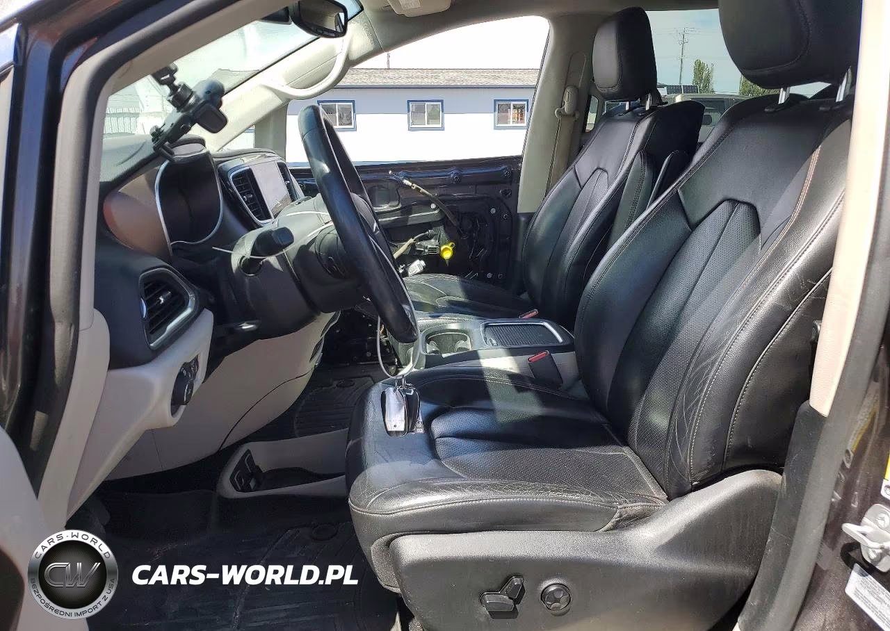 2017 Chrysler Pacifica Touring L Plus VIN:2C4RC1EGXHR628305 - 7