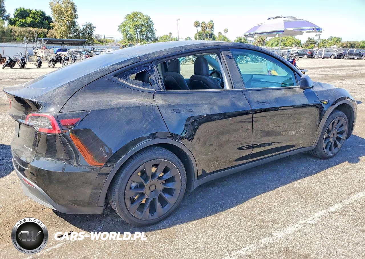 2020 Tesla Model Y VIN:5YJYGDEEXLF016240 - 3