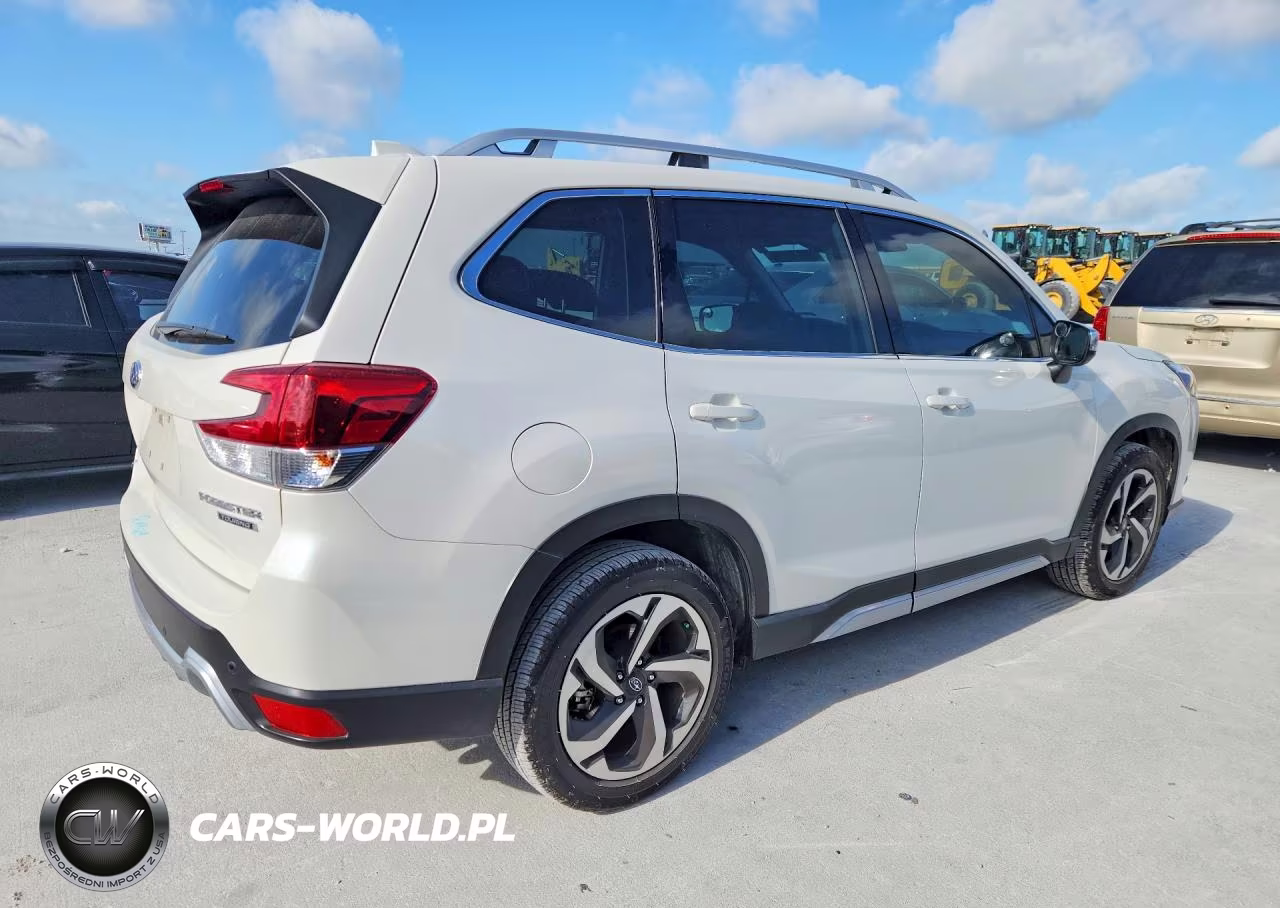 2022 Subaru Forester Touring VIN:JF2SKARC6NH496132 - 3