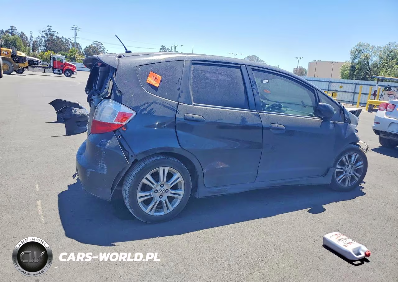 2011 Honda Fit Sport VIN:JHMGE8H52BC006266 - 3