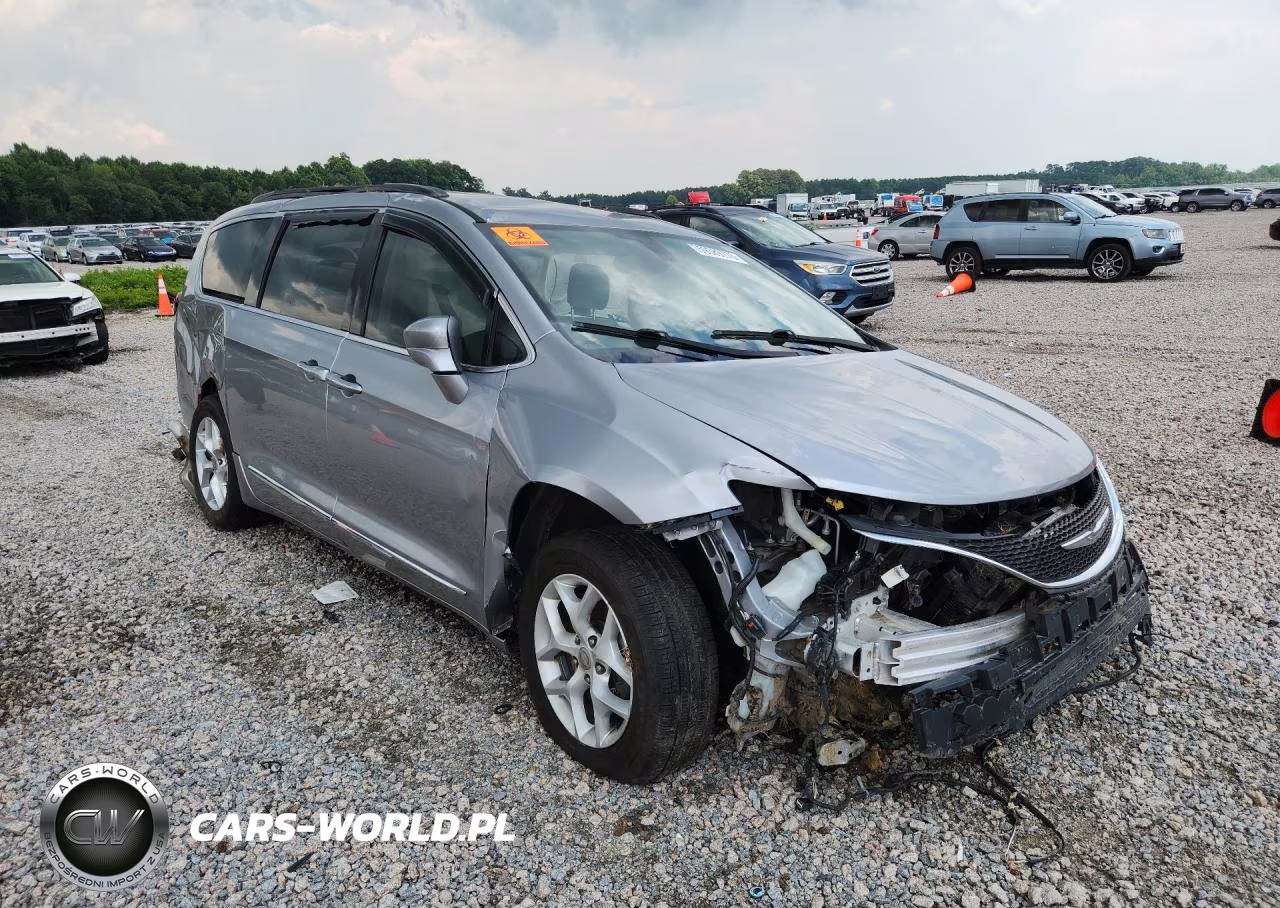 2017 Chrysler Pacifica Touring L VIN:2C4RC1BG5HR534336 - 4