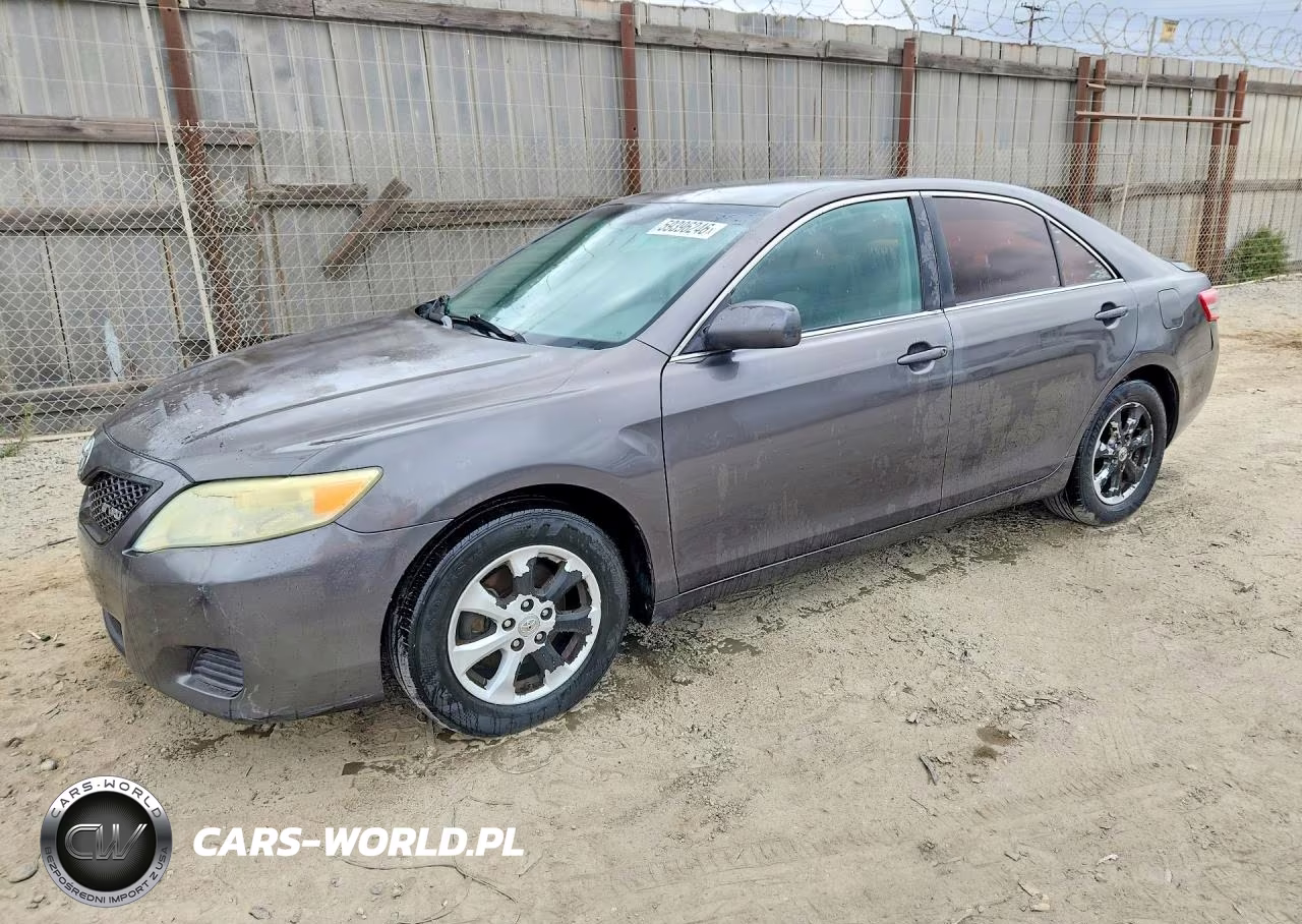 2010 Toyota Camry Le – zdjęcie 1 z 13