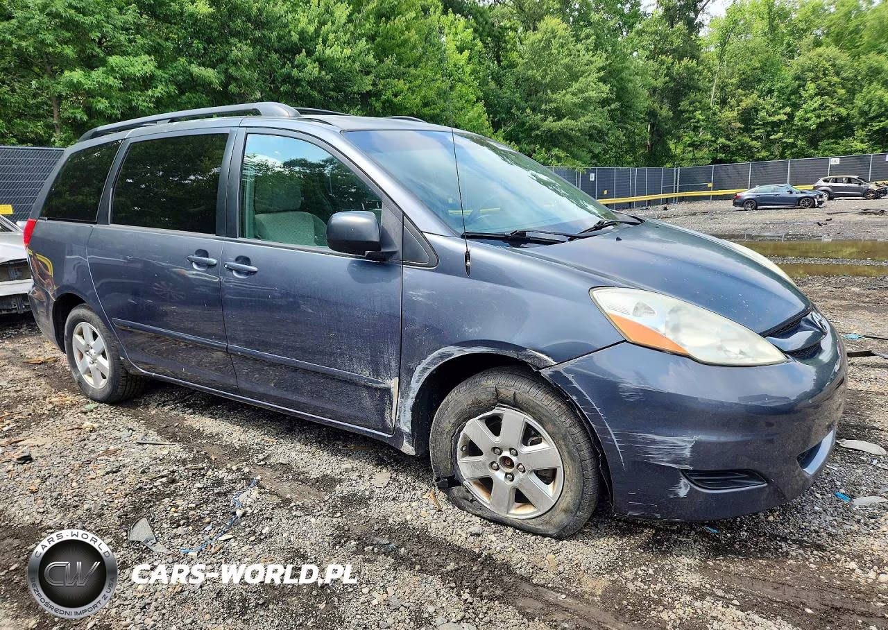 2010 Toyota Sienna Le 7-Passenger VIN:5TDKK4CC4AS289561 - 4