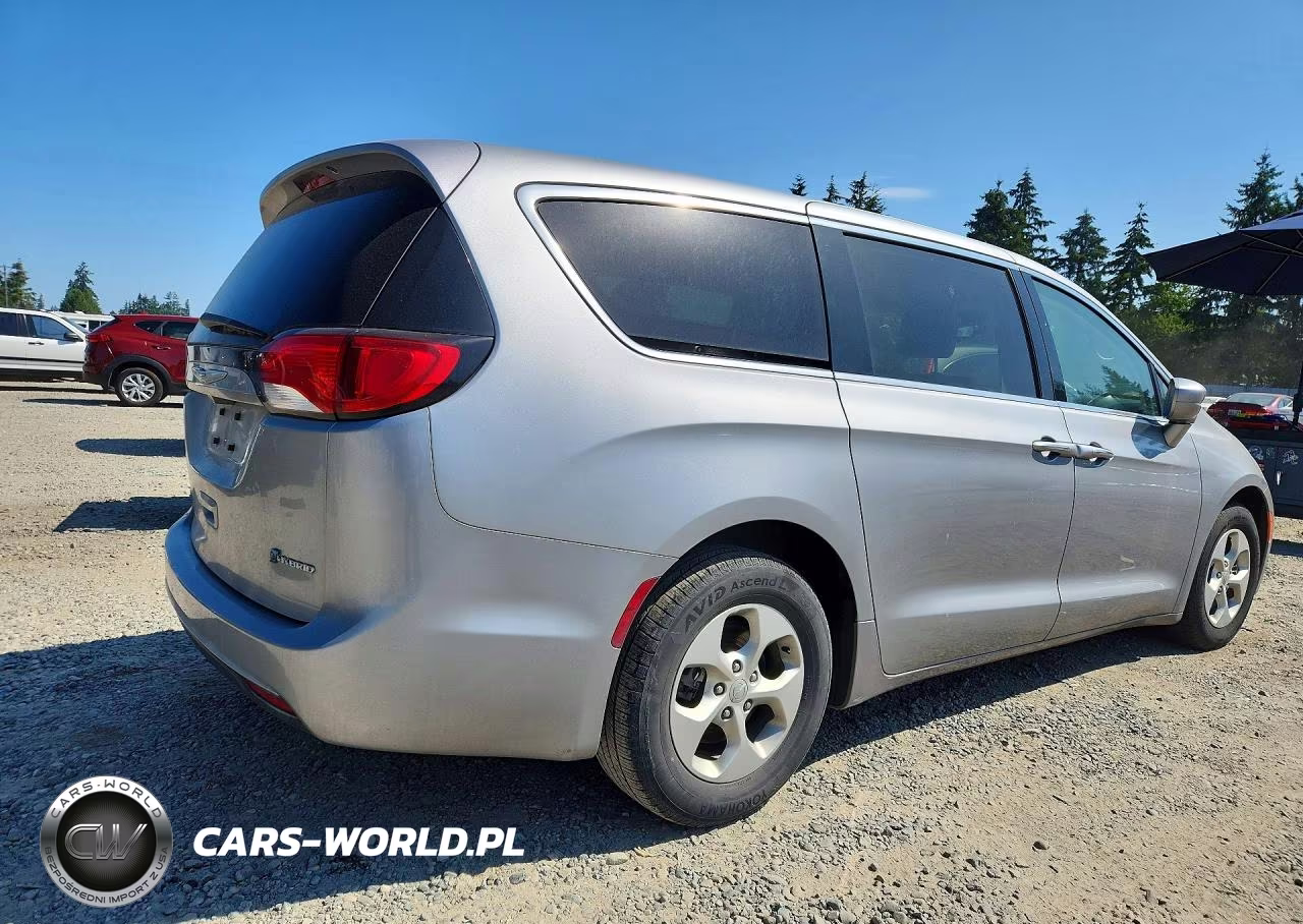 2017 Chrysler Pacifica Hybrid Touring Plus VIN:2C4RC1H75HR765082 - 3