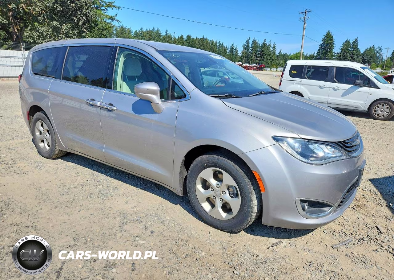 2017 Chrysler Pacifica Hybrid Touring Plus VIN:2C4RC1H75HR765082 - 4