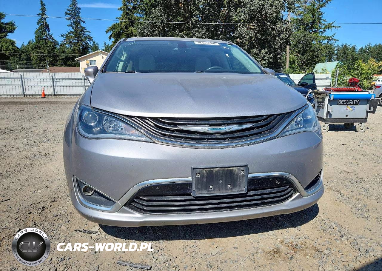 2017 Chrysler Pacifica Hybrid Touring Plus VIN:2C4RC1H75HR765082 - 5