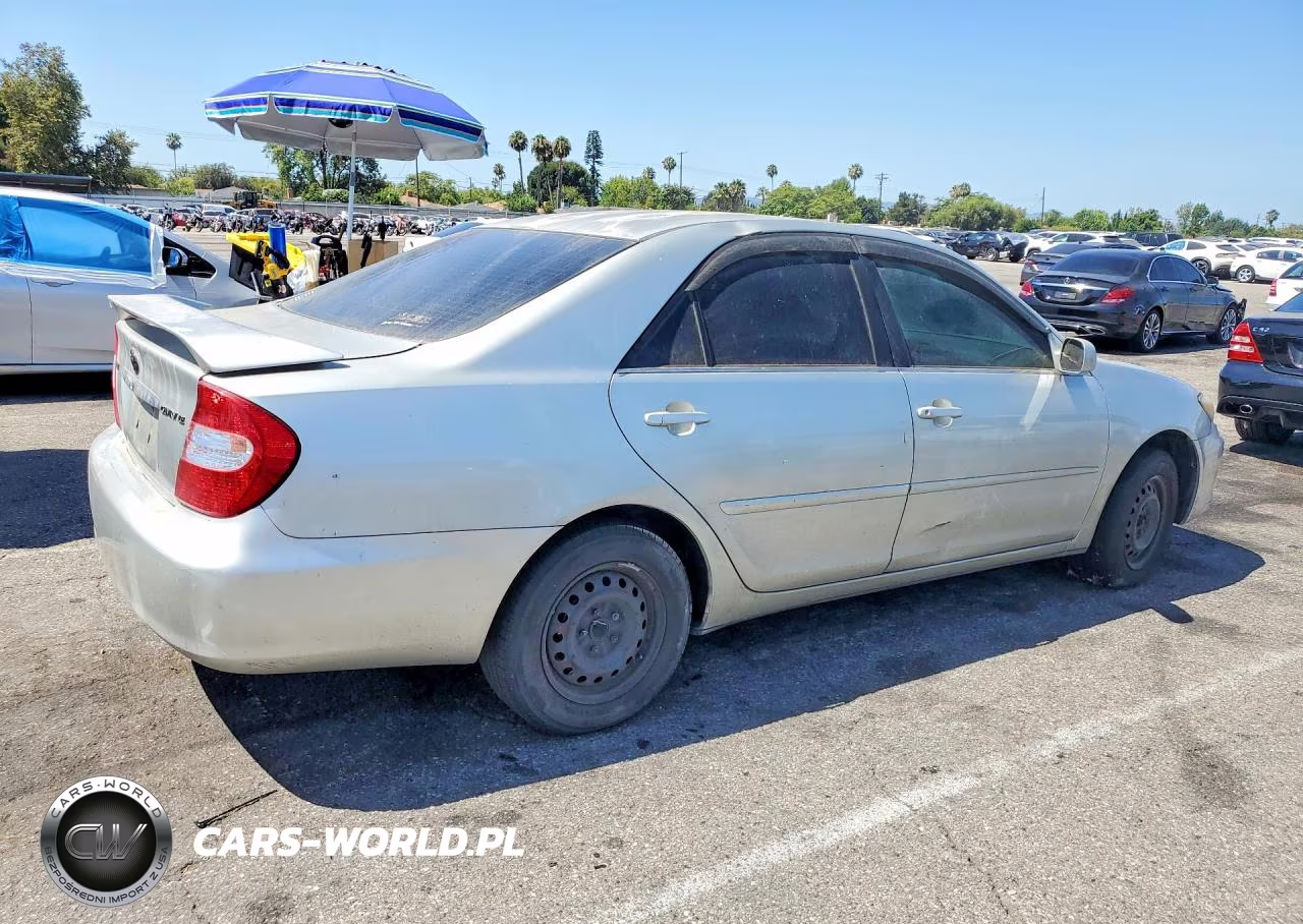 2002 Toyota Camry Le VIN:JTDBE32K120117437 - 3