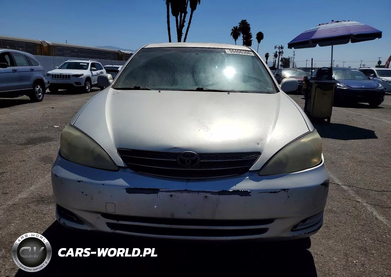 2002 Toyota Camry Le VIN:JTDBE32K120117437 - 5