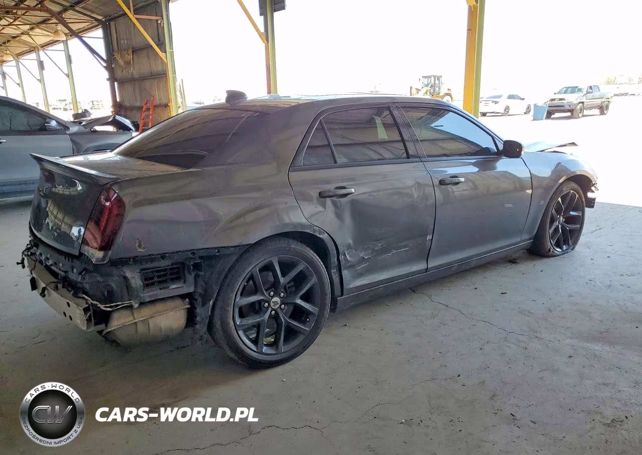 2018 Chrysler 300 S VIN:2C3CCABG6JH261364 - 3