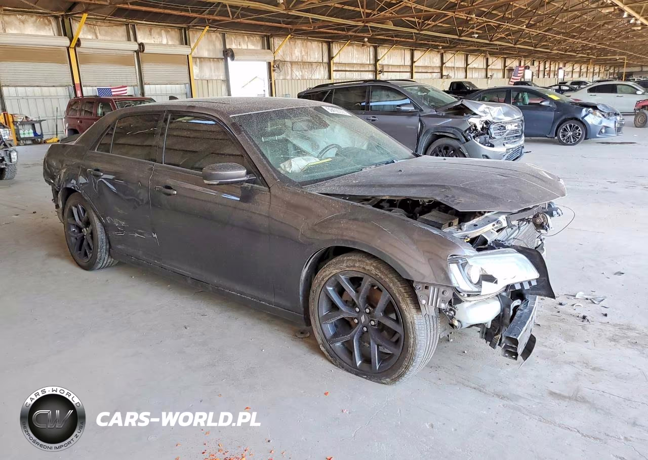 2018 Chrysler 300 S VIN:2C3CCABG6JH261364 - 4