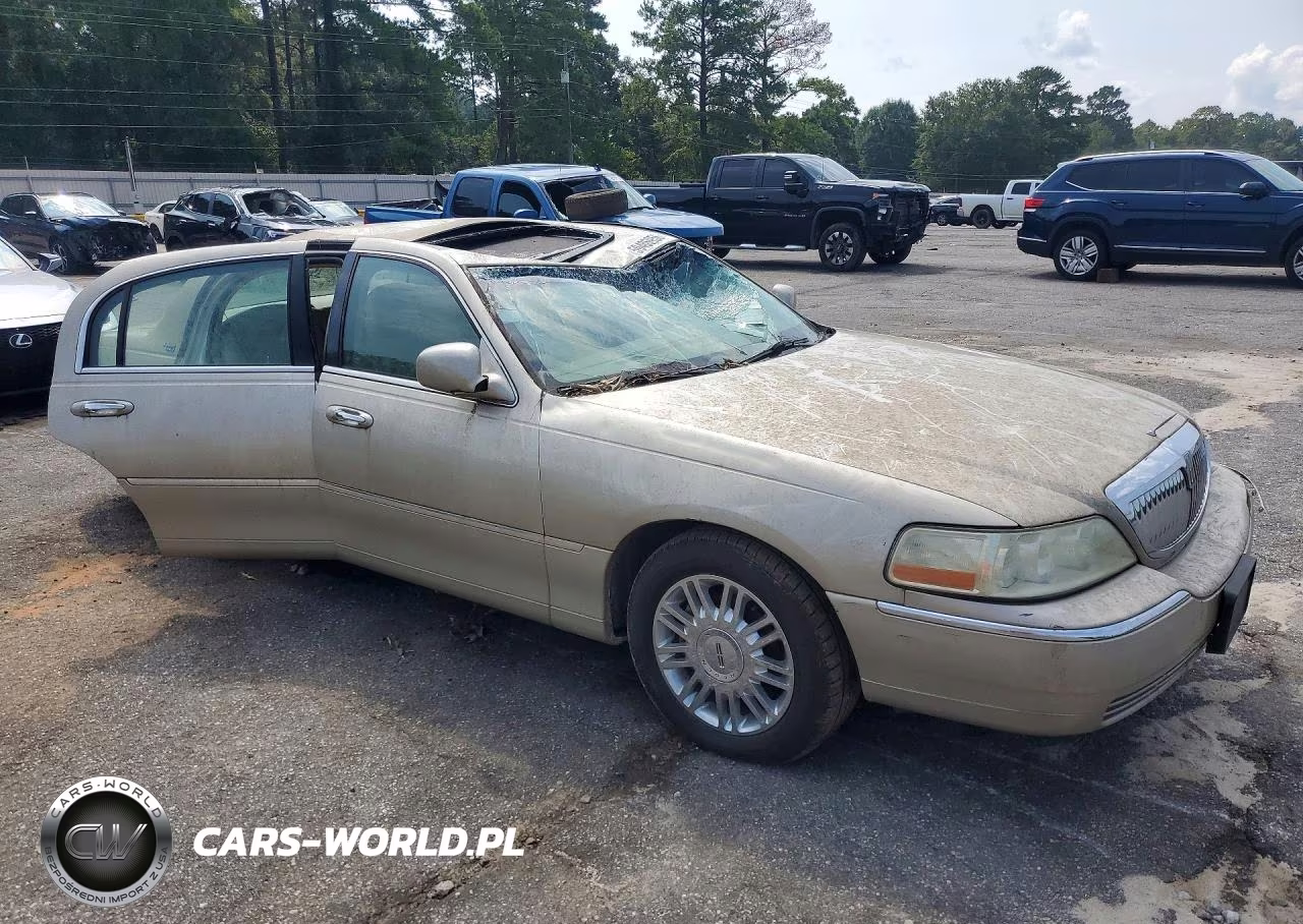 2007 Lincoln Town Car Signature Limited VIN:1LNHM82V47Y636877 - 4