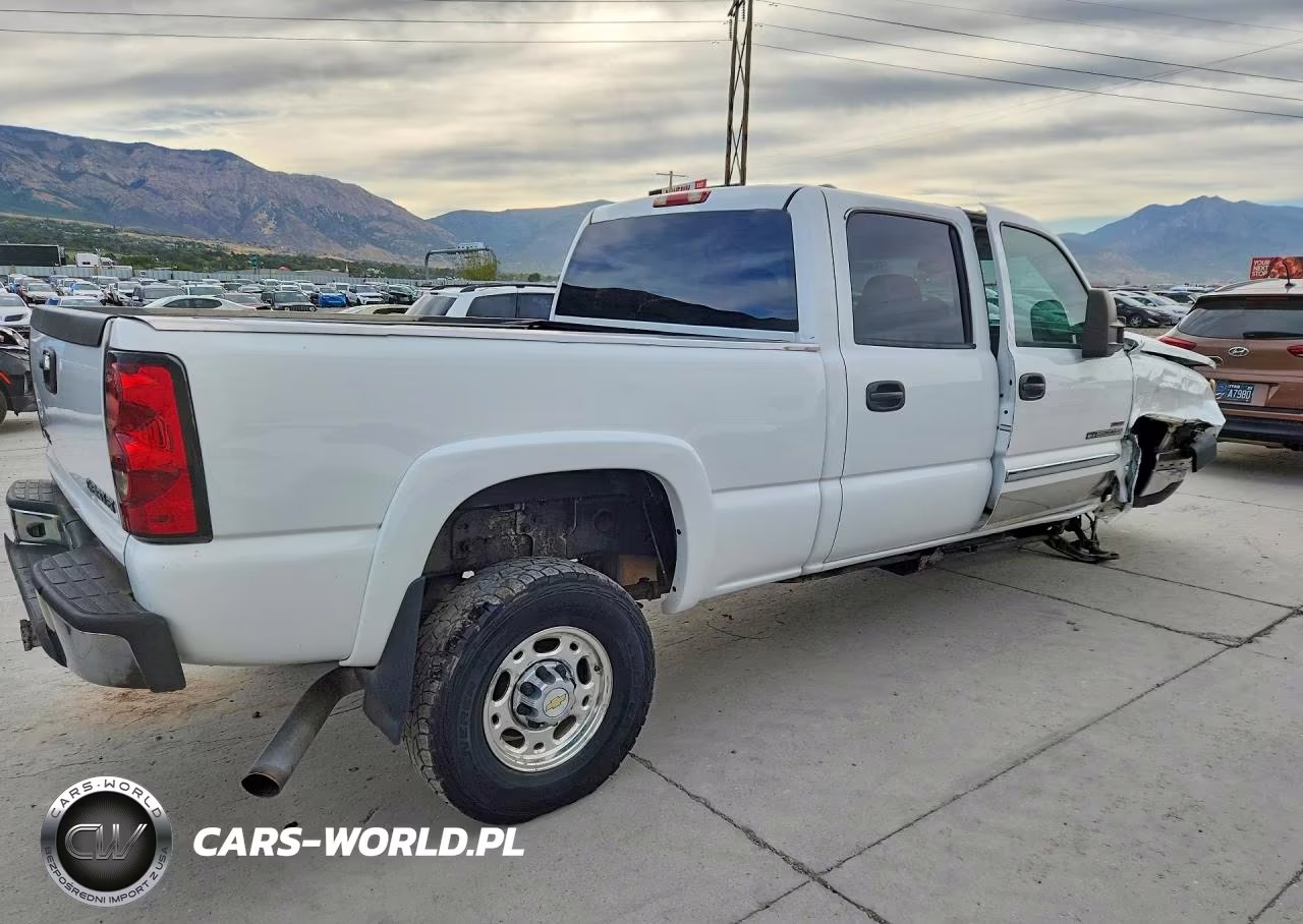 2005 Chevrolet Silverado K2500 Heavy Duty VIN:1GCHK23225F838766 - 3