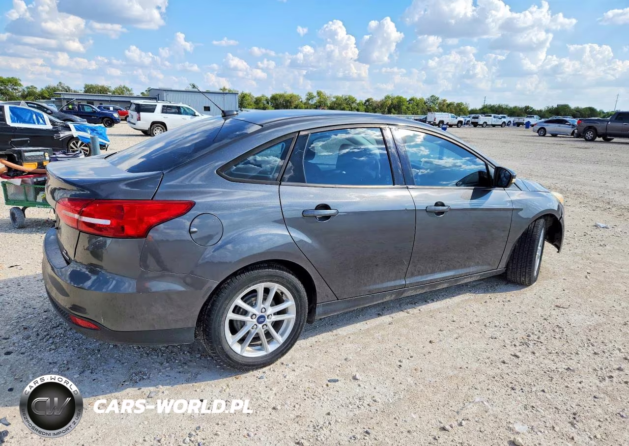 2015 Ford Focus Se VIN:1FADP3F2XFL203708 - 3