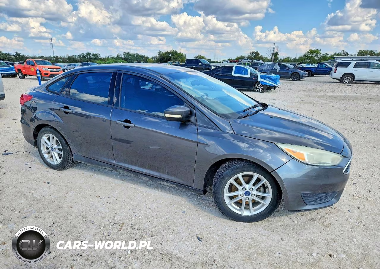 2015 Ford Focus Se VIN:1FADP3F2XFL203708 - 4