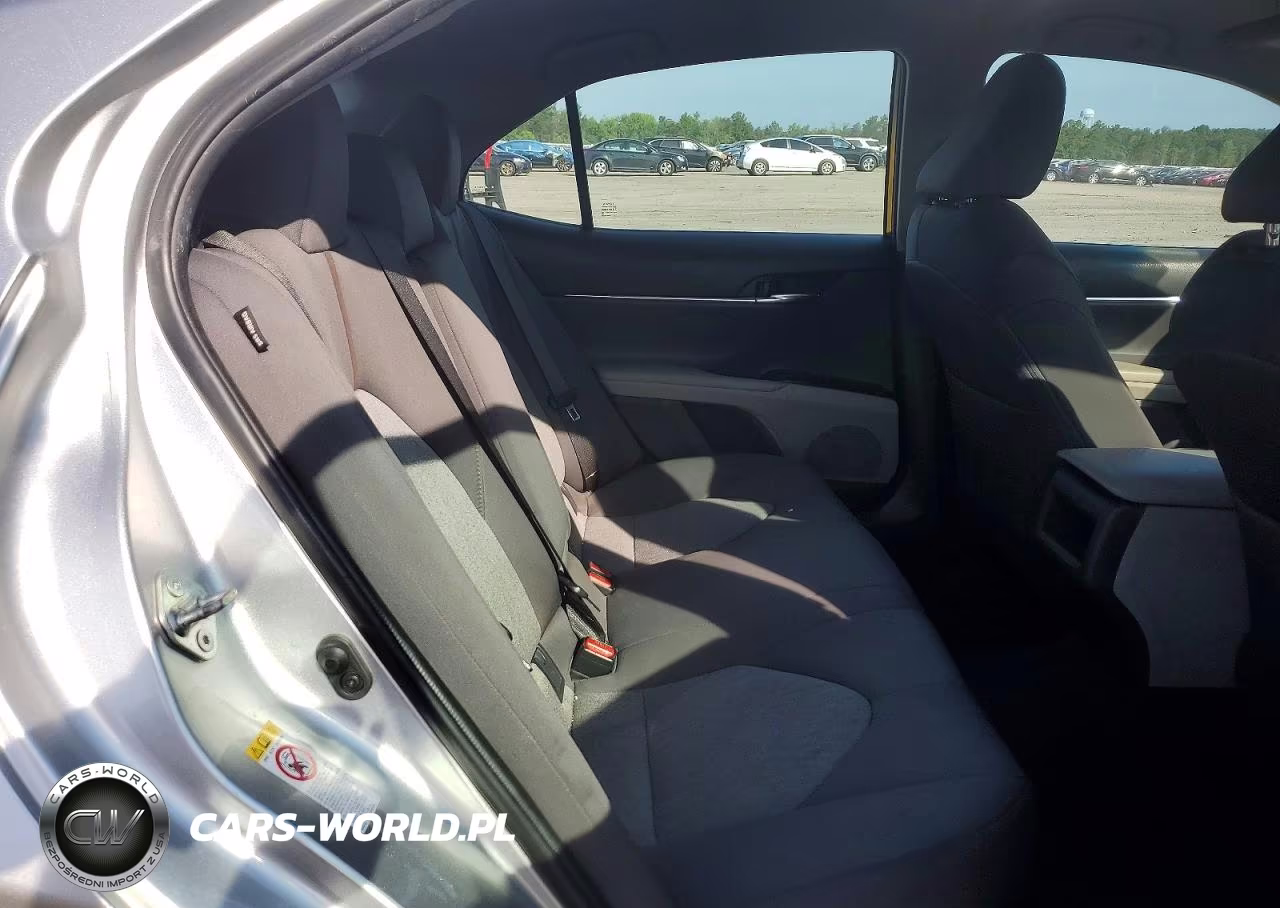 2018 Toyota Camry Le VIN:4T1B11HK3JU124674 - 10