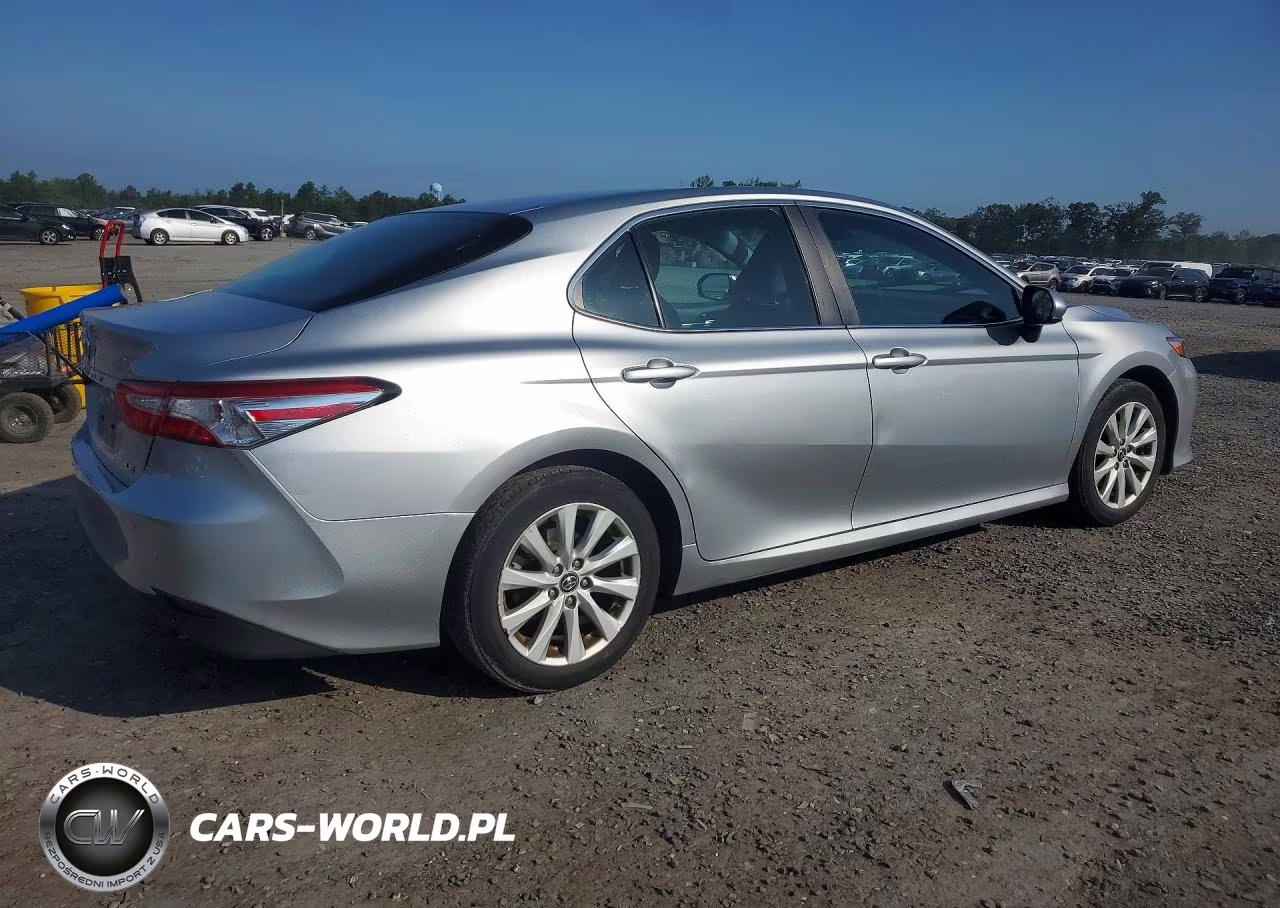 2018 Toyota Camry Le VIN:4T1B11HK3JU124674 - 3