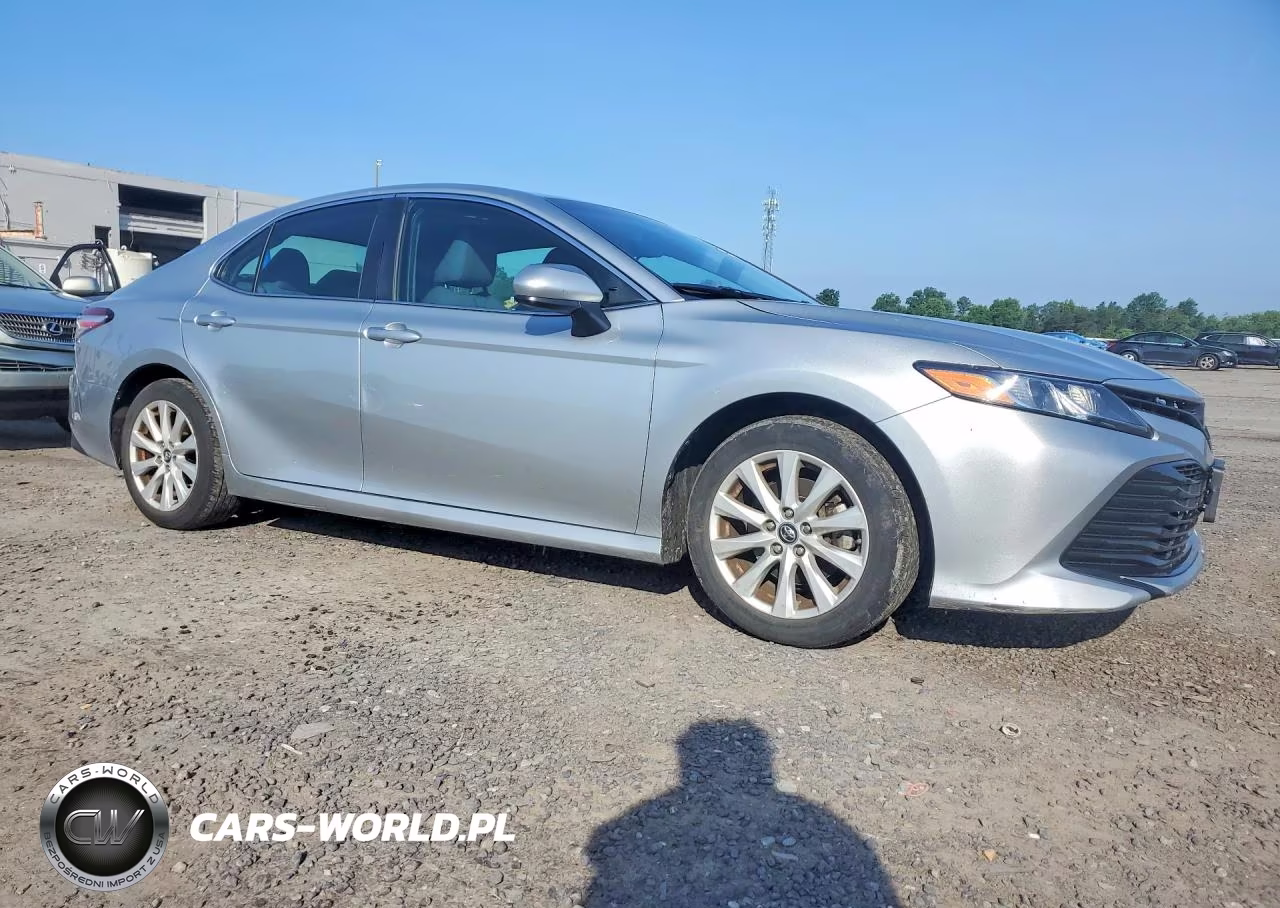 2018 Toyota Camry Le VIN:4T1B11HK3JU124674 - 4