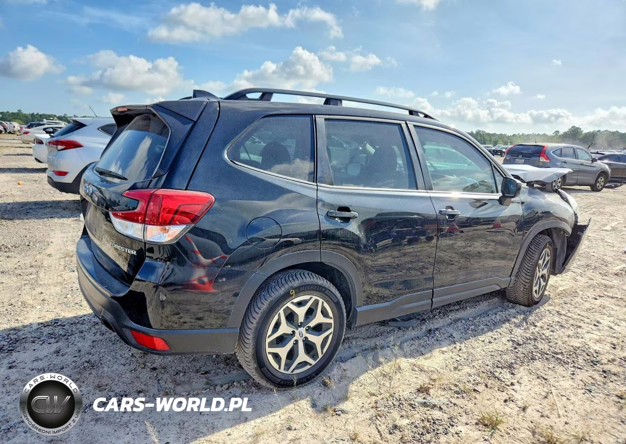 2022 Subaru Forester Premium VIN:JF2SKADC1NH433060 - 3