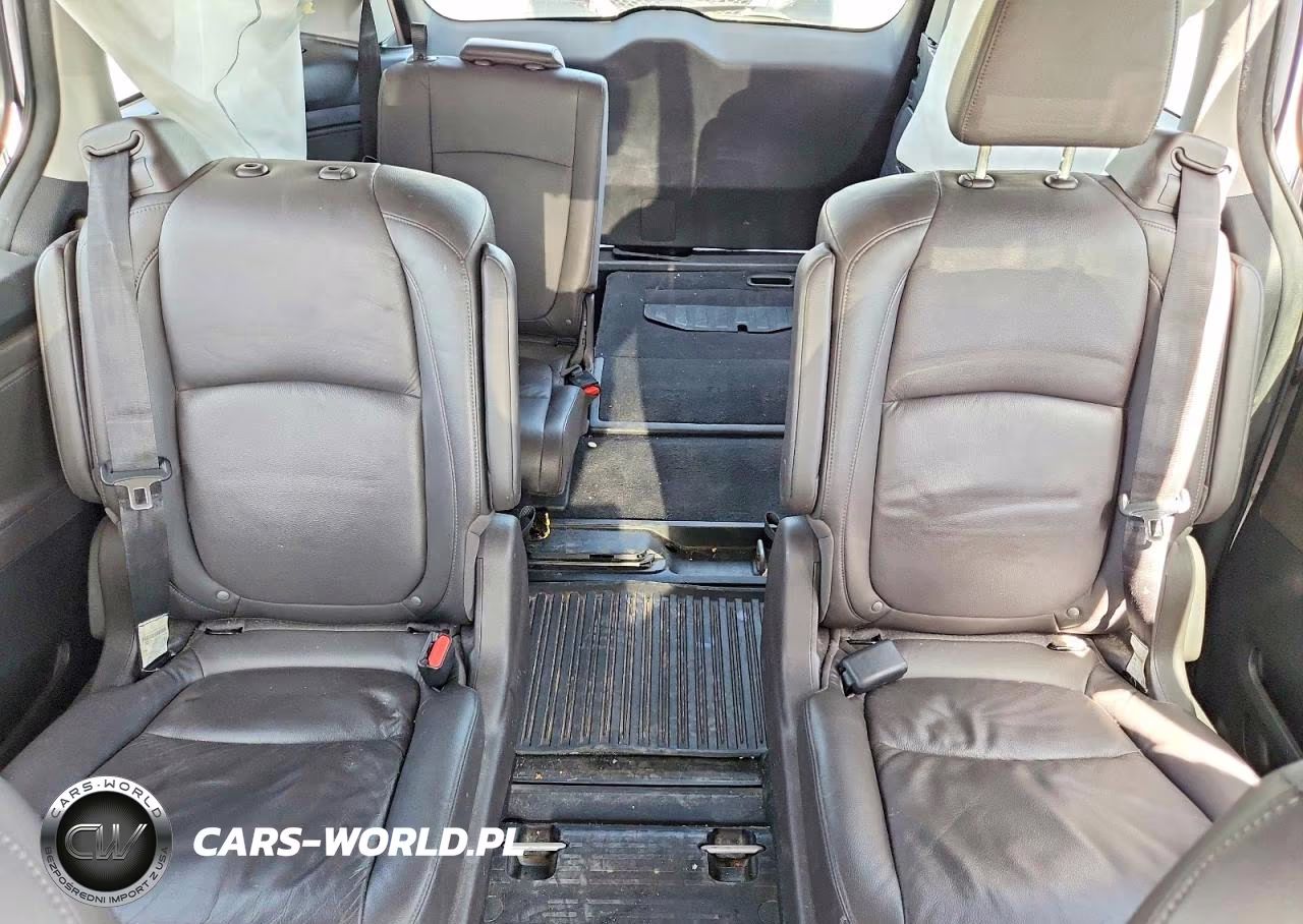 2018 Honda Odyssey Touring VIN:5FNRL6H88JB075558 - 11