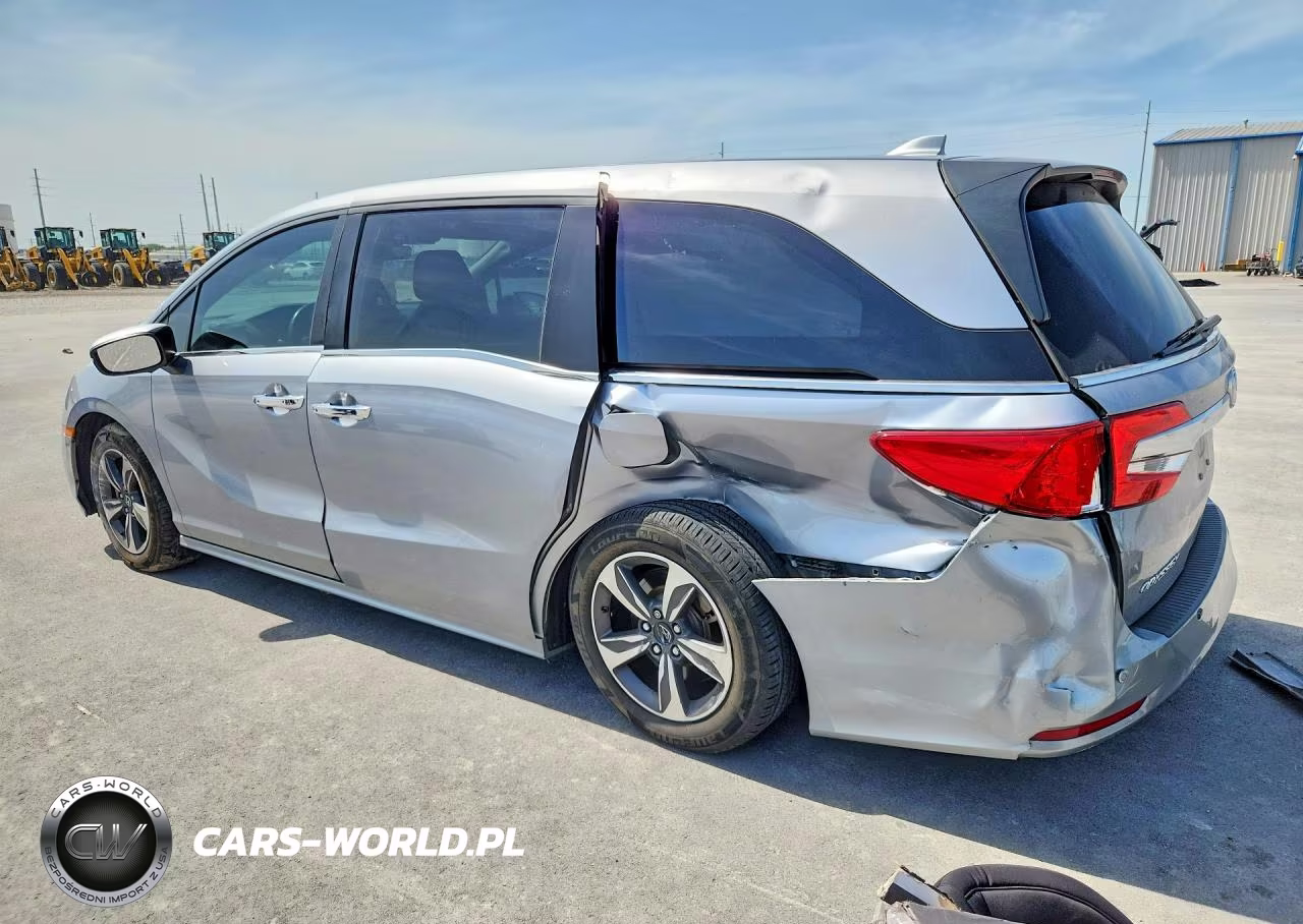 2018 Honda Odyssey Touring VIN:5FNRL6H88JB075558 - 2