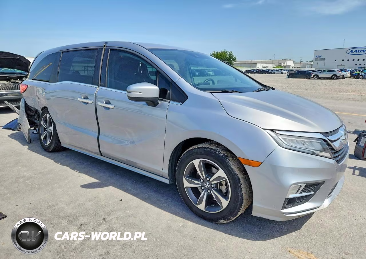 2018 Honda Odyssey Touring VIN:5FNRL6H88JB075558 - 4