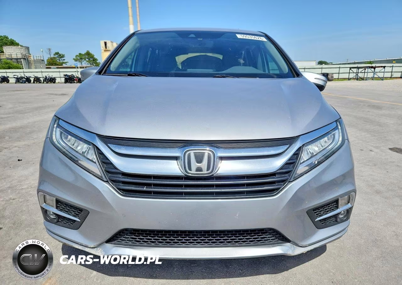 2018 Honda Odyssey Touring VIN:5FNRL6H88JB075558 - 5