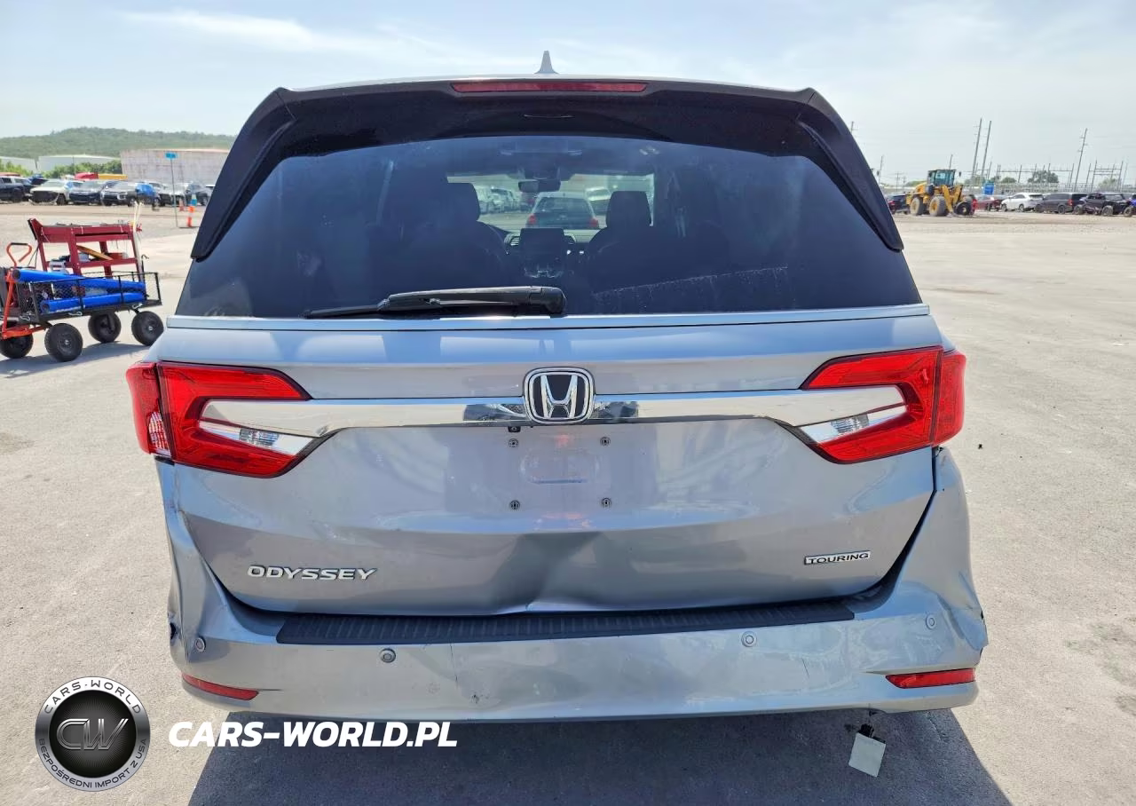 2018 Honda Odyssey Touring VIN:5FNRL6H88JB075558 - 6