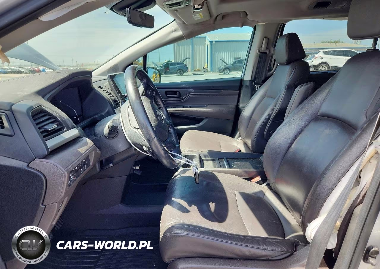 2018 Honda Odyssey Touring VIN:5FNRL6H88JB075558 - 7