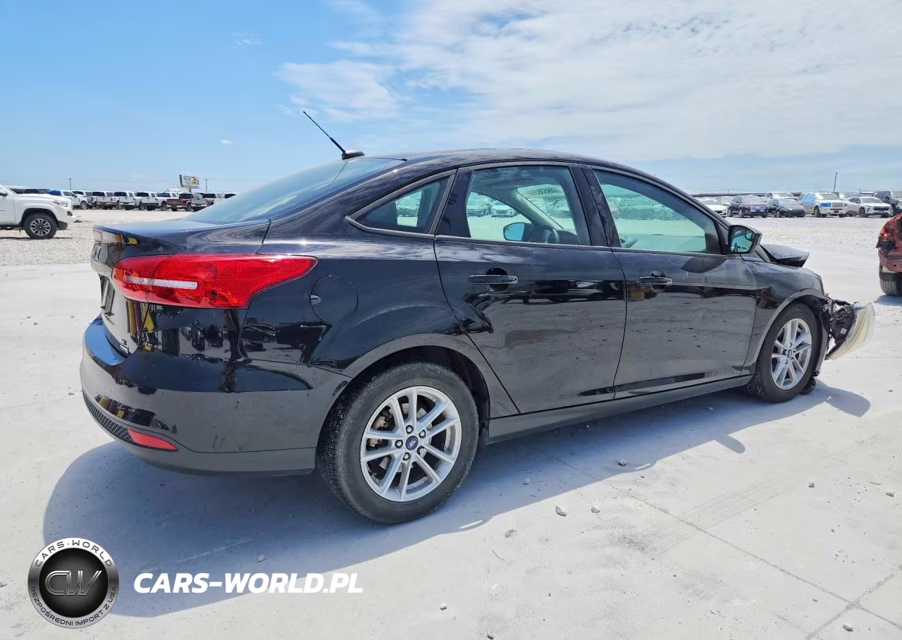 2018 Ford Focus Se VIN:1FADP3FEXJL229387 - 3